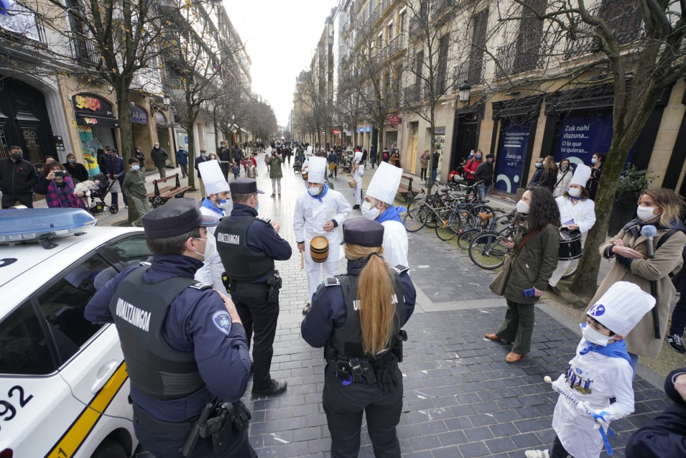 Está siendo el Día de San Sebastián más extraño de los últimos años. A pesar de las restricciones muchos donostiarras han salido a la calle a celebrar el día con todas las medidas de seguridad