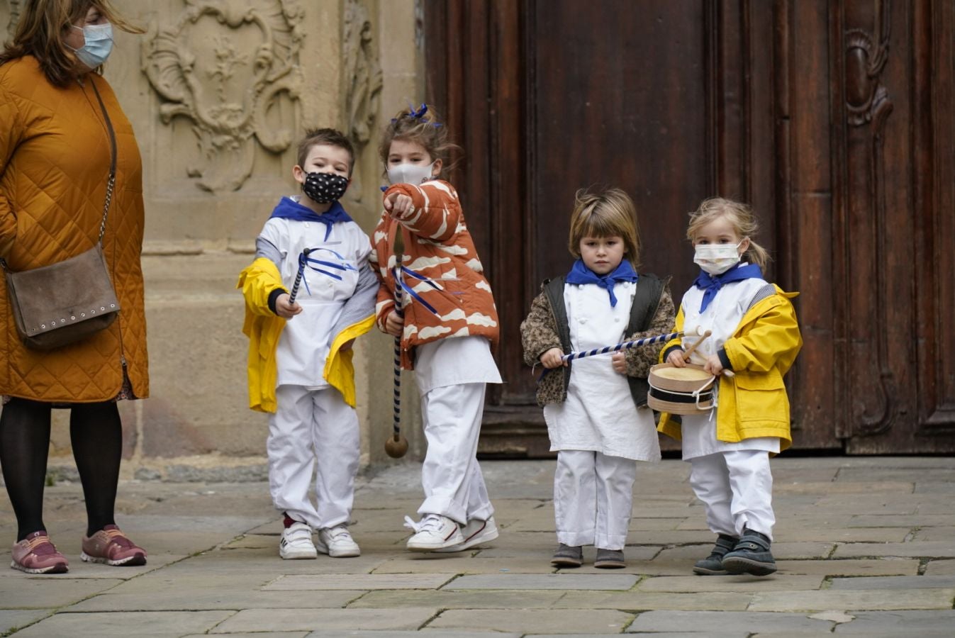 Está siendo el Día de San Sebastián más extraño de los últimos años. A pesar de las restricciones muchos donostiarras han salido a la calle a celebrar el día con todas las medidas de seguridad