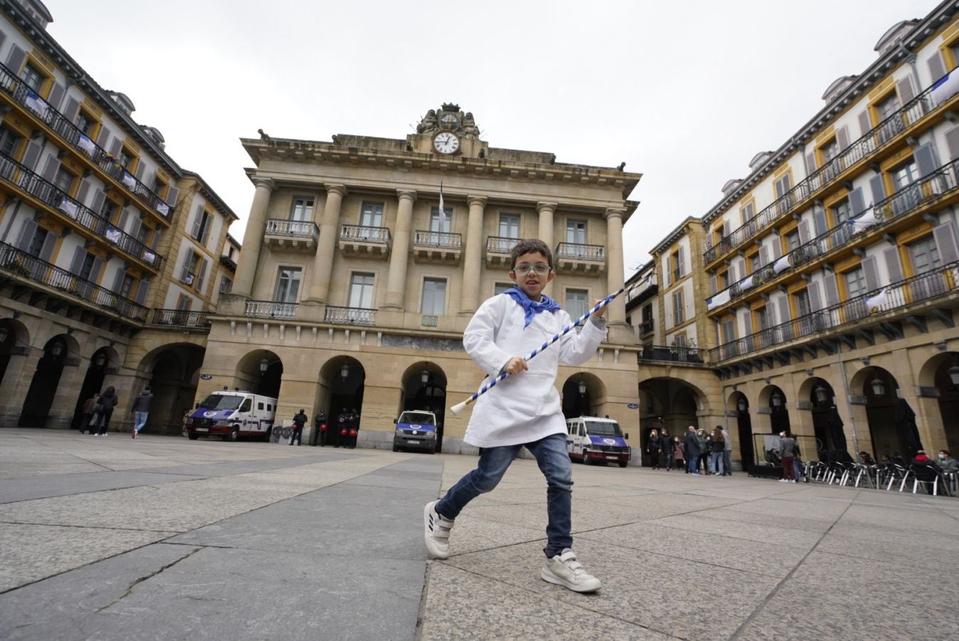 Está siendo el Día de San Sebastián más extraño de los últimos años. A pesar de las restricciones muchos donostiarras han salido a la calle a celebrar el día con todas las medidas de seguridad