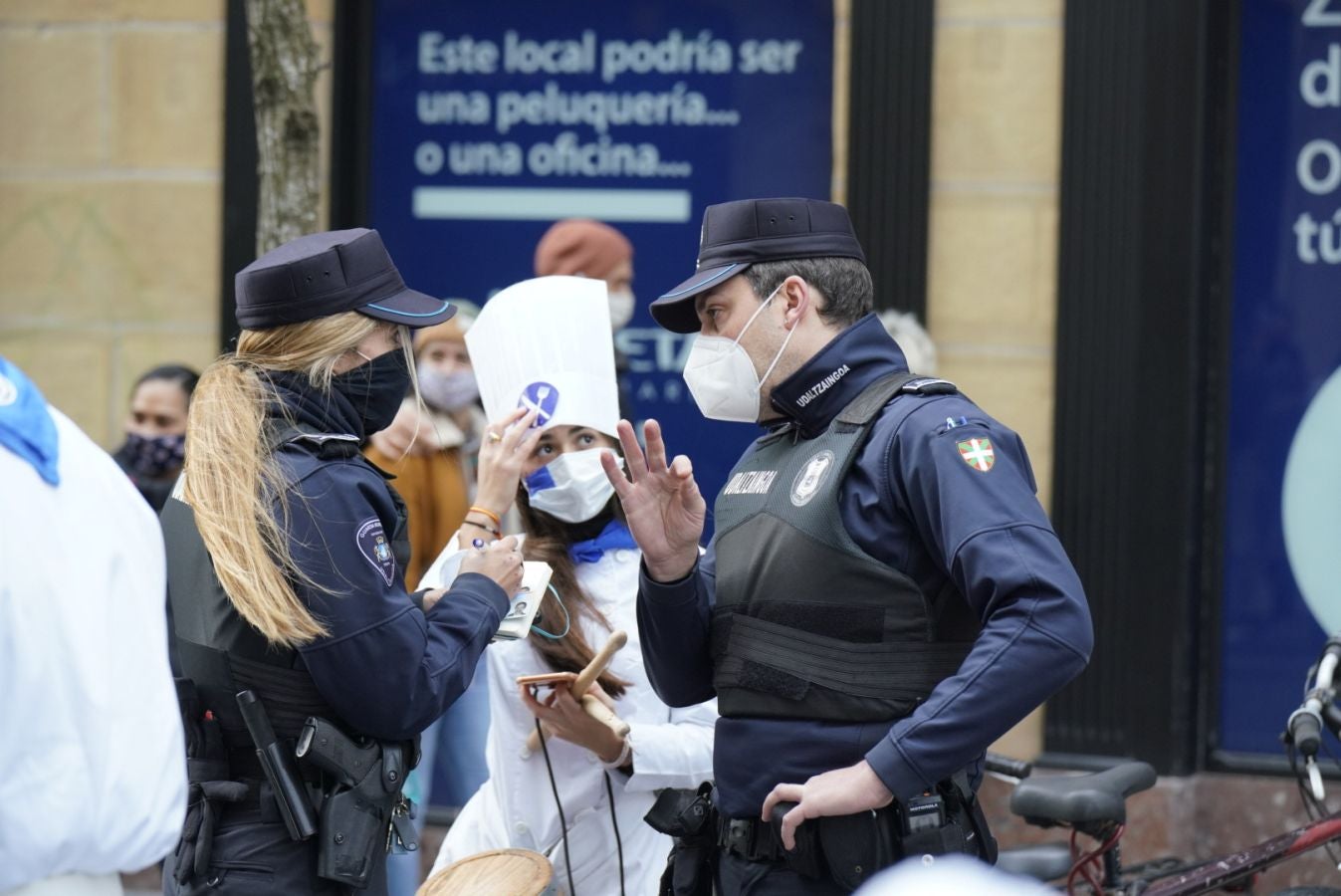 Está siendo el Día de San Sebastián más extraño de los últimos años. A pesar de las restricciones muchos donostiarras han salido a la calle a celebrar el día con todas las medidas de seguridad