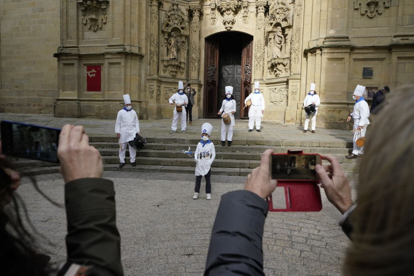 Está siendo el Día de San Sebastián más extraño de los últimos años. A pesar de las restricciones muchos donostiarras han salido a la calle a celebrar el día con todas las medidas de seguridad
