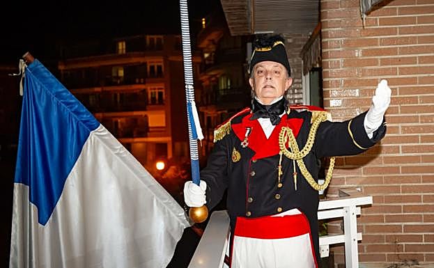 Eduardo Pagola dirigió a susvecinos desde su casa. 