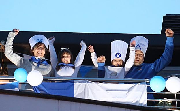 La familia de Lidia Montesino en el balcón.