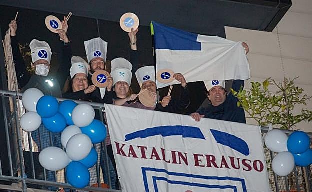 Maite y su familia izaron la banderaantes del toque de queda. 
