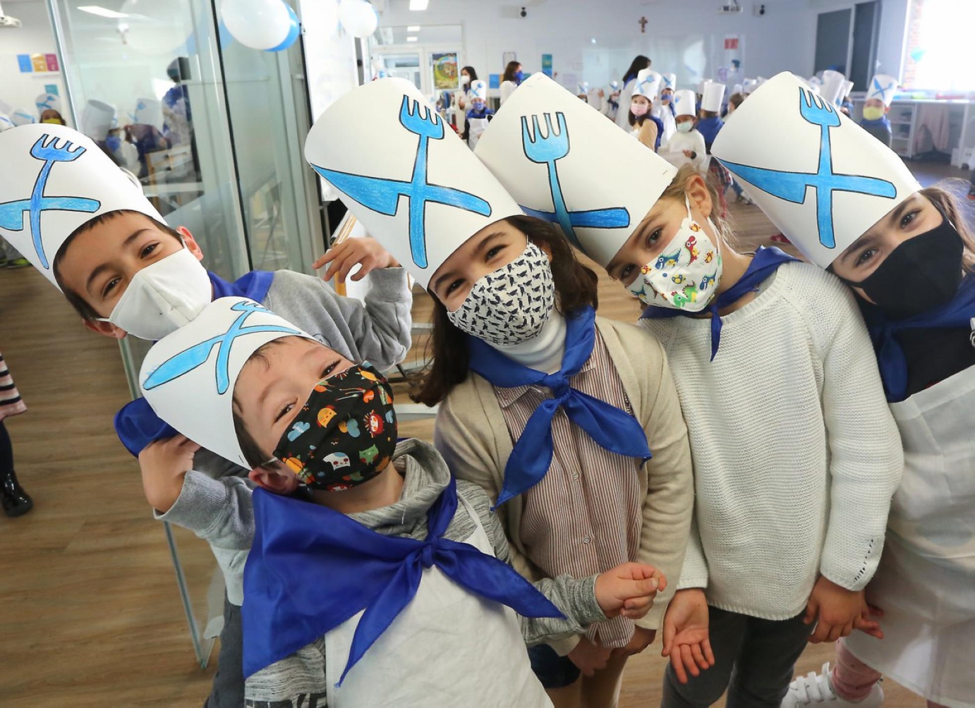 Pequeños tamborreros del colegio Jesuitak disfrutaron de la jornada de ayer. 