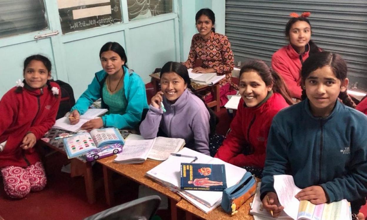 Gracias a la ONG hondarribitarra, estas siete chicas y dos más tienen acceso a la educación. 