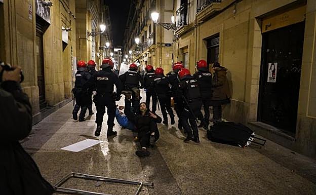 Agentes de la Ertzaina intervienen en la Parte Vieja de San Sebastián para dispersar a los ciudadanos. 