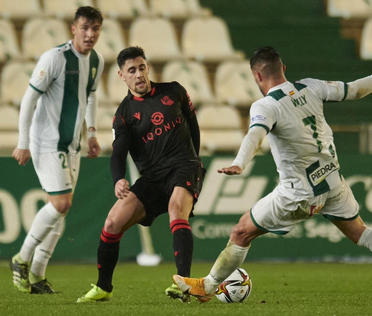 Martín Merquelanz trata de llevarse el balón entre Berto Espeso y Willy Ledesma. 