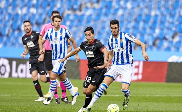 Merino y Muto forcejean por un balón en el empate (1-1) entre Real y Eibar en Anoeta. 