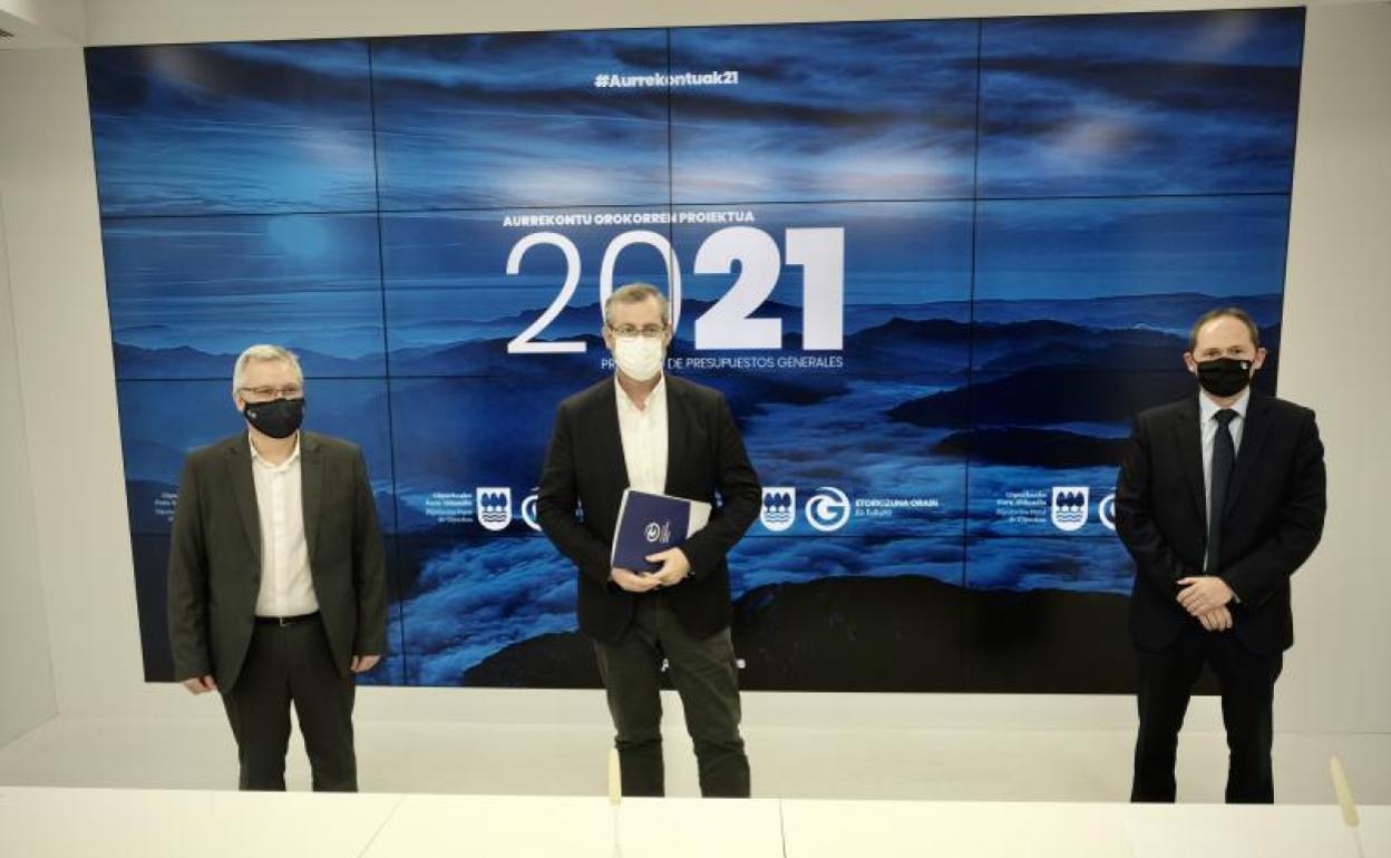 Asensio, Olano y Perona, en la presentación del Presupuestos para 2021.