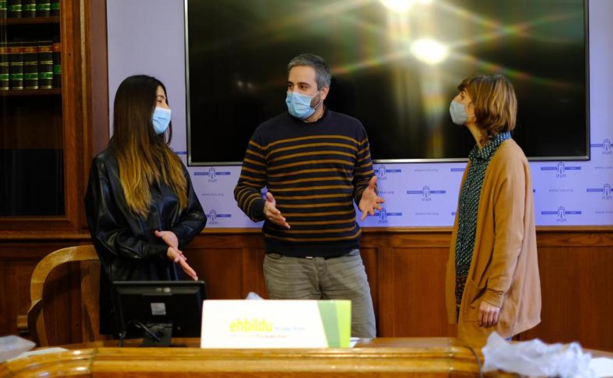 Ane Unanue, Jokin Melida y Oihana Briones, los ediles de EH Bildu, han comparecido hoy. 