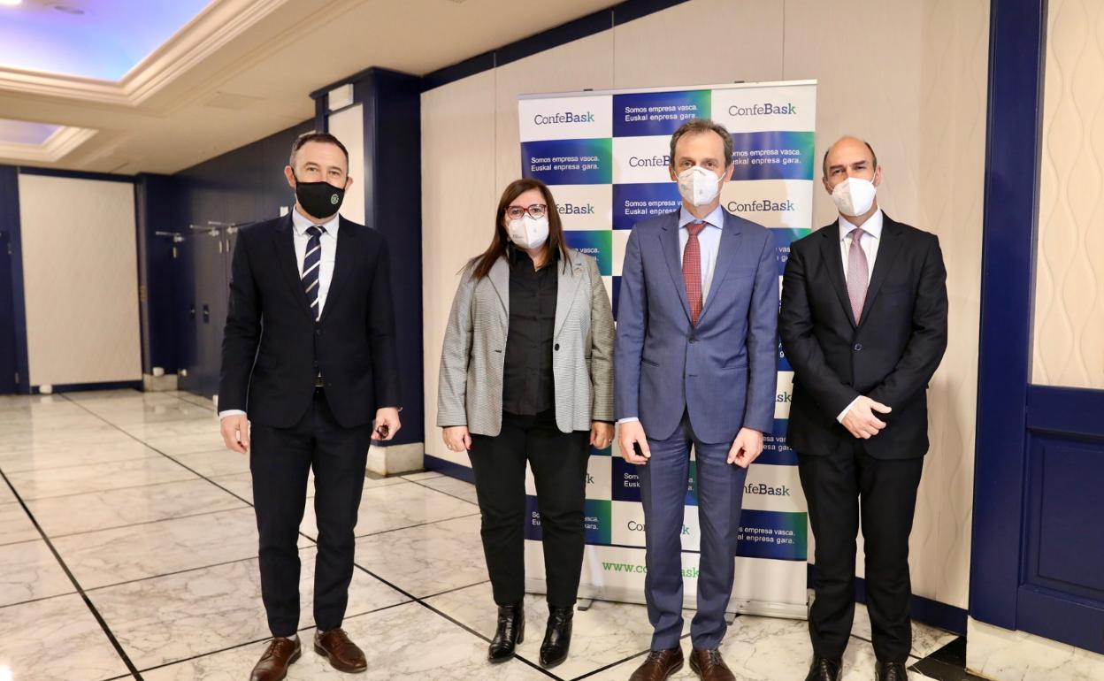 Denis Itxaso, Teresa Riesgo, Pedro Duque y Eduardo Zubiaurre posan en la sede de Confebask.