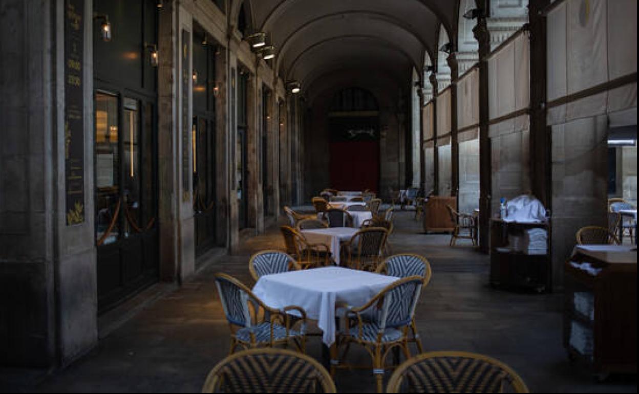 Terraza vacía en un bar de Barcelona 