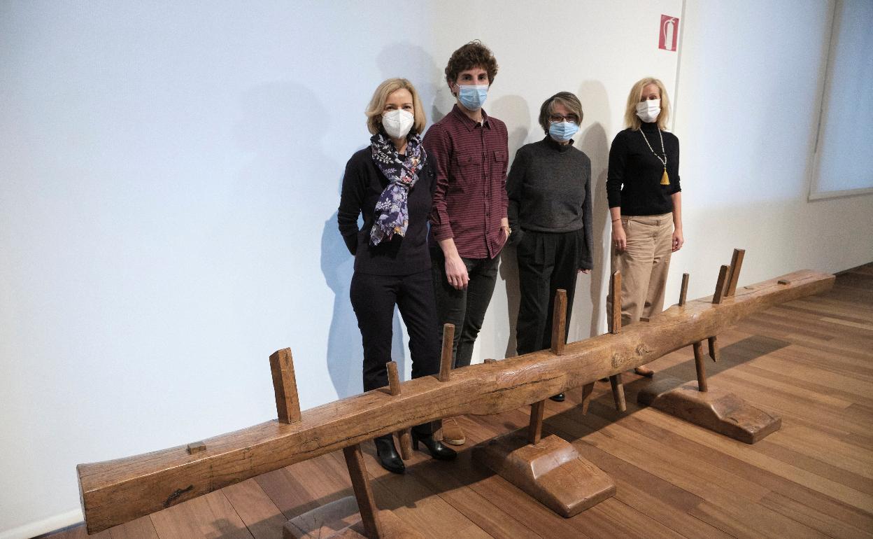 A la presentación han acudido la directora del museo, Susana Soto, el concejal de cultura Jon Intxausti y las hijas del escultor, Inotsi y Hutsune Mendiburu. 