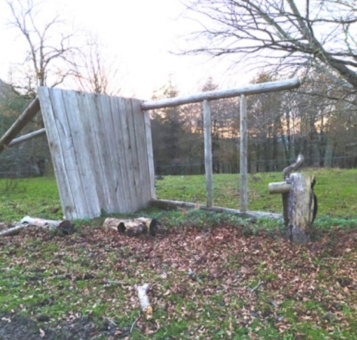 Imagen de la silla destrozada en los días previos a la Navidad. 