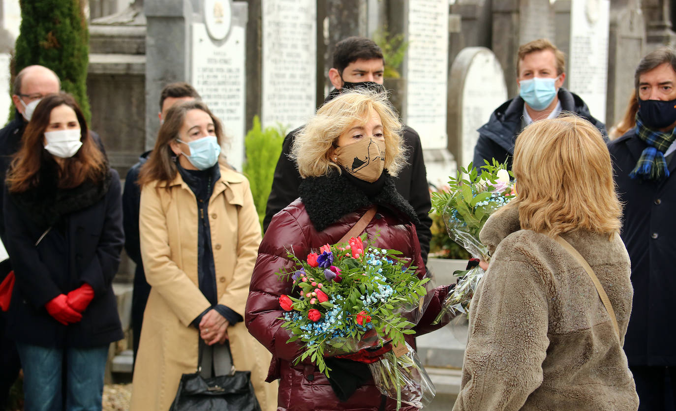 Hace veintiséis años Gregorio Ordóñez murió asesinado por ETA mientras comía en un restaurante de la Parte Vieja de Donostia, un atentado que provocó una convulsión en la sociedad vasca. Familiares, amigos, compañeros del partido y cargos institucionales se han reunido este sábado junto a la tumba del teniente de alcalde del PP en el Ayuntamiento de San Sebastián para rendirle homenaje y acompañar a su viuda, Ana Iríbar. 