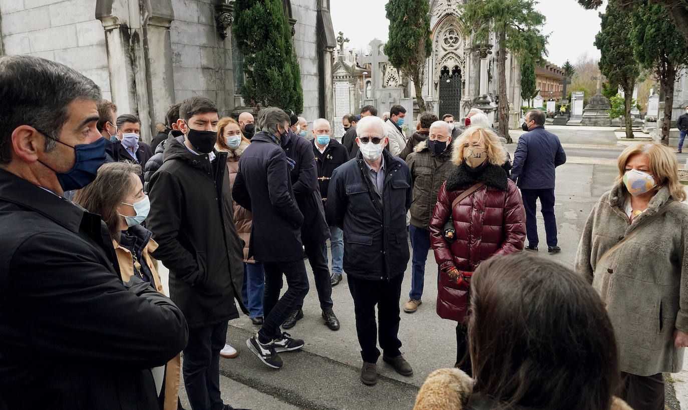 Hace veintiséis años Gregorio Ordóñez murió asesinado por ETA mientras comía en un restaurante de la Parte Vieja de Donostia, un atentado que provocó una convulsión en la sociedad vasca. Familiares, amigos, compañeros del partido y cargos institucionales se han reunido este sábado junto a la tumba del teniente de alcalde del PP en el Ayuntamiento de San Sebastián para rendirle homenaje y acompañar a su viuda, Ana Iríbar. 