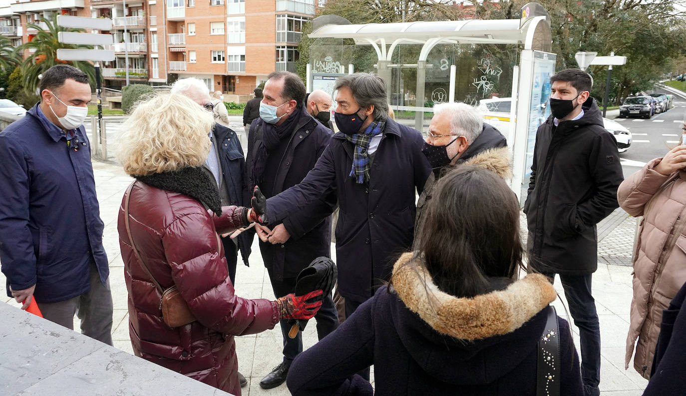 Hace veintiséis años Gregorio Ordóñez murió asesinado por ETA mientras comía en un restaurante de la Parte Vieja de Donostia, un atentado que provocó una convulsión en la sociedad vasca. Familiares, amigos, compañeros del partido y cargos institucionales se han reunido este sábado junto a la tumba del teniente de alcalde del PP en el Ayuntamiento de San Sebastián para rendirle homenaje y acompañar a su viuda, Ana Iríbar. 