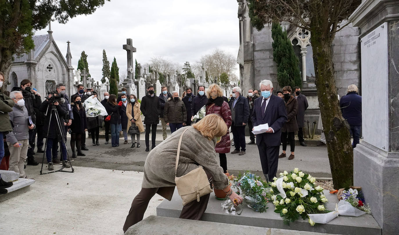 Hace veintiséis años Gregorio Ordóñez murió asesinado por ETA mientras comía en un restaurante de la Parte Vieja de Donostia, un atentado que provocó una convulsión en la sociedad vasca. Familiares, amigos, compañeros del partido y cargos institucionales se han reunido este sábado junto a la tumba del teniente de alcalde del PP en el Ayuntamiento de San Sebastián para rendirle homenaje y acompañar a su viuda, Ana Iríbar. 