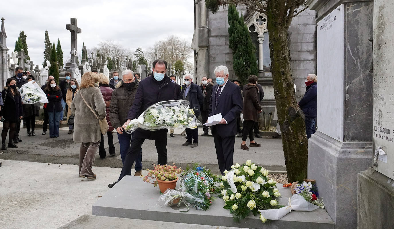 Hace veintiséis años Gregorio Ordóñez murió asesinado por ETA mientras comía en un restaurante de la Parte Vieja de Donostia, un atentado que provocó una convulsión en la sociedad vasca. Familiares, amigos, compañeros del partido y cargos institucionales se han reunido este sábado junto a la tumba del teniente de alcalde del PP en el Ayuntamiento de San Sebastián para rendirle homenaje y acompañar a su viuda, Ana Iríbar. 