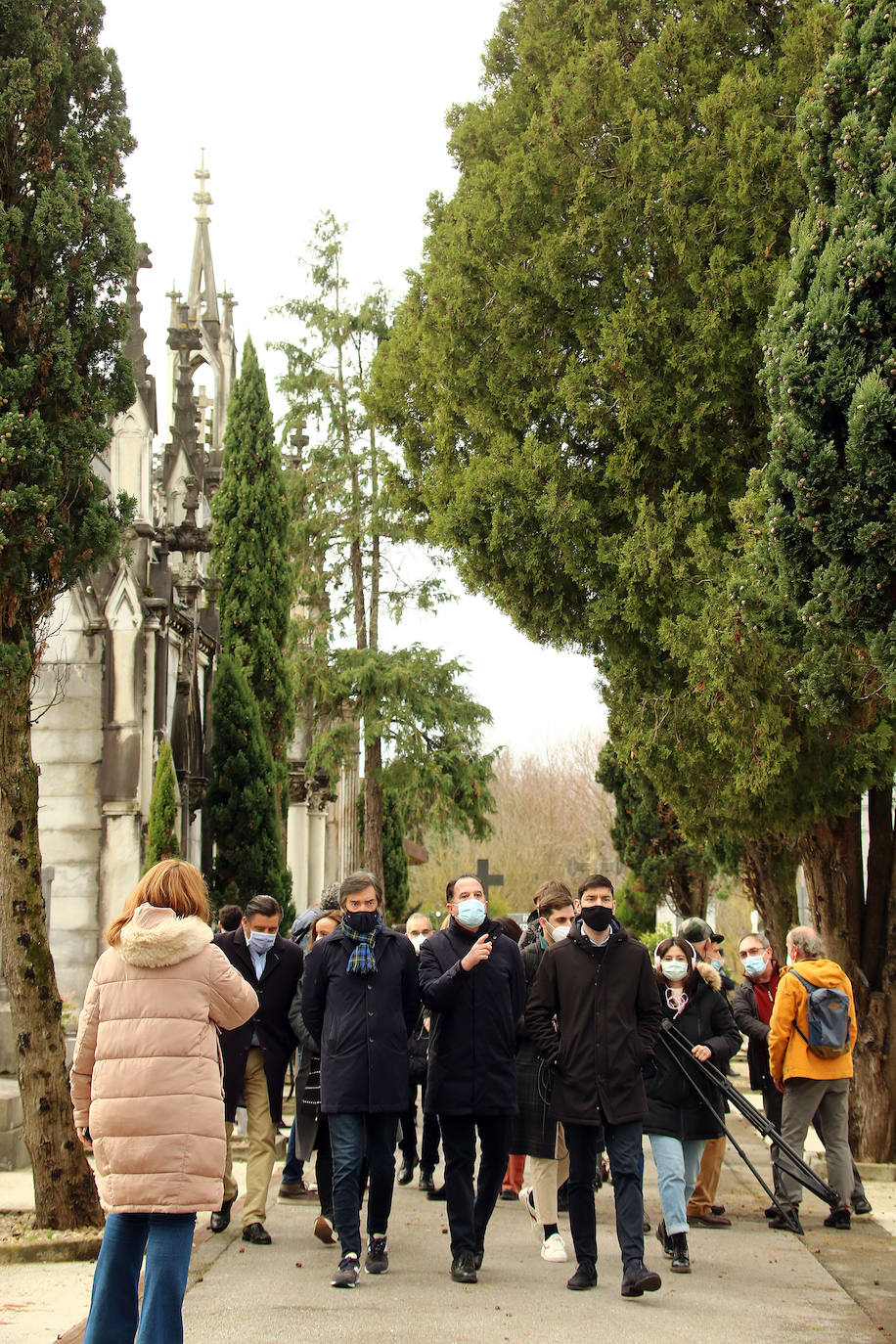 Hace veintiséis años Gregorio Ordóñez murió asesinado por ETA mientras comía en un restaurante de la Parte Vieja de Donostia, un atentado que provocó una convulsión en la sociedad vasca. Familiares, amigos, compañeros del partido y cargos institucionales se han reunido este sábado junto a la tumba del teniente de alcalde del PP en el Ayuntamiento de San Sebastián para rendirle homenaje y acompañar a su viuda, Ana Iríbar. 