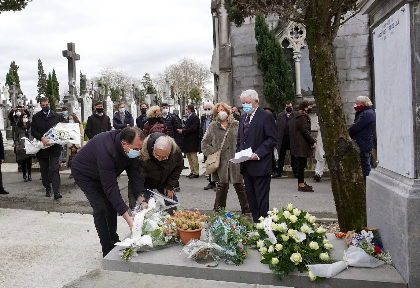 Hace veintiséis años Gregorio Ordóñez murió asesinado por ETA mientras comía en un restaurante de la Parte Vieja de Donostia, un atentado que provocó una convulsión en la sociedad vasca. Familiares, amigos, compañeros del partido y cargos institucionales se han reunido este sábado junto a la tumba del teniente de alcalde del PP en el Ayuntamiento de San Sebastián para rendirle homenaje y acompañar a su viuda, Ana Iríbar. 