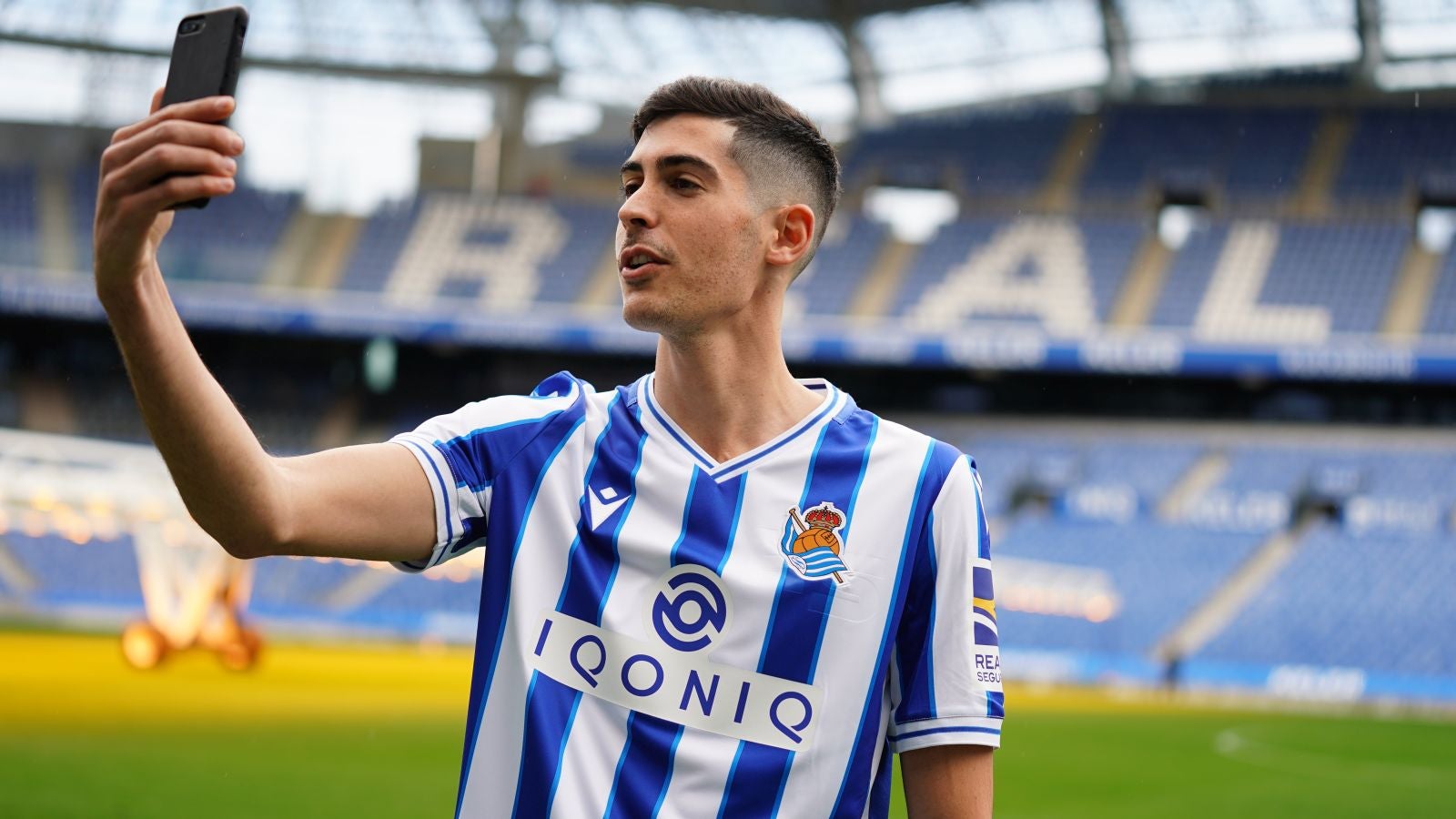 Carlos Fernández se ha convertido este domingo en nuevo jugador de la Real Sociedad. El atacante andaluz ha sido presentado esta tarde y antes ha tenido la oportunidad de ejercitarse junto a sus compañeros