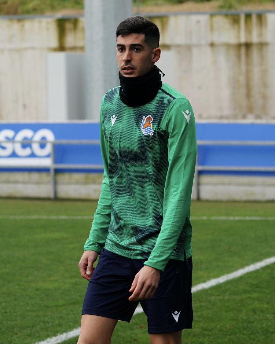 Carlos Fernández se ha convertido este domingo en nuevo jugador de la Real Sociedad. El atacante andaluz ha sido presentado esta tarde y antes ha tenido la oportunidad de ejercitarse junto a sus compañeros