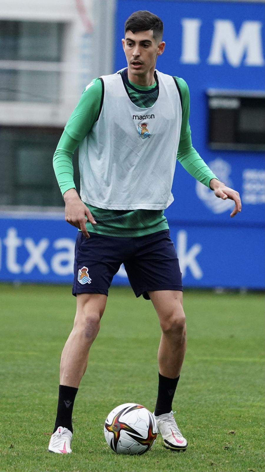 Carlos Fernández se ha convertido este domingo en nuevo jugador de la Real Sociedad. El atacante andaluz ha sido presentado esta tarde y antes ha tenido la oportunidad de ejercitarse junto a sus compañeros