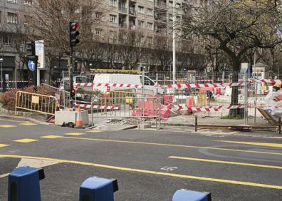 Imagen secundaria 1 - Por un lado, fotomontaje del proyecto de semipeatonalización de Isabel II, entre plazar Irun y avenida de Madrid. Por otro, fotografías del estado de la obra.