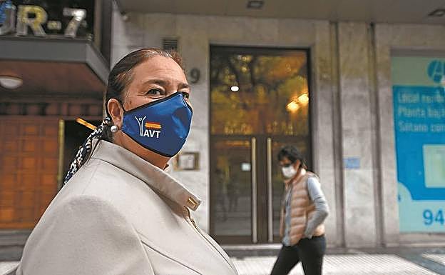 Maite Araluce, en la Avenida de la Libertad, al lado de la que fue su casa. 