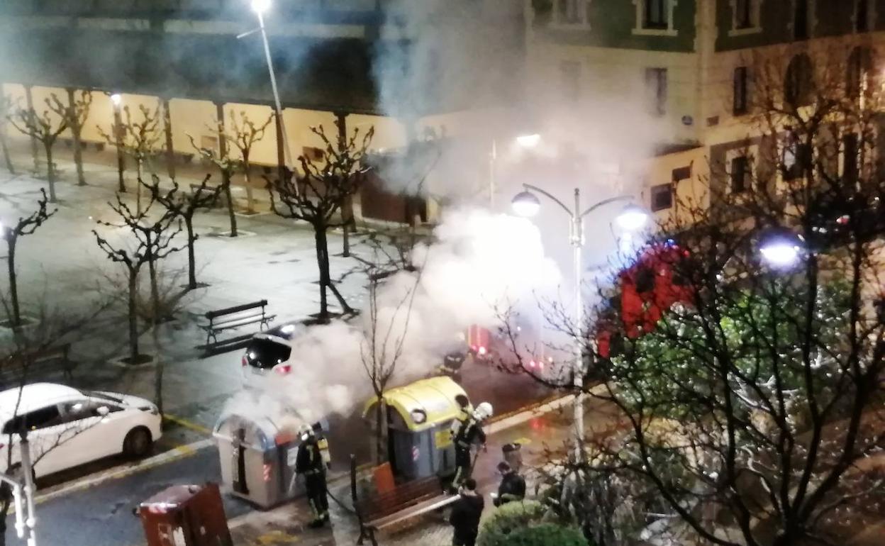 Contenedor ardiendo en Pasaia. 