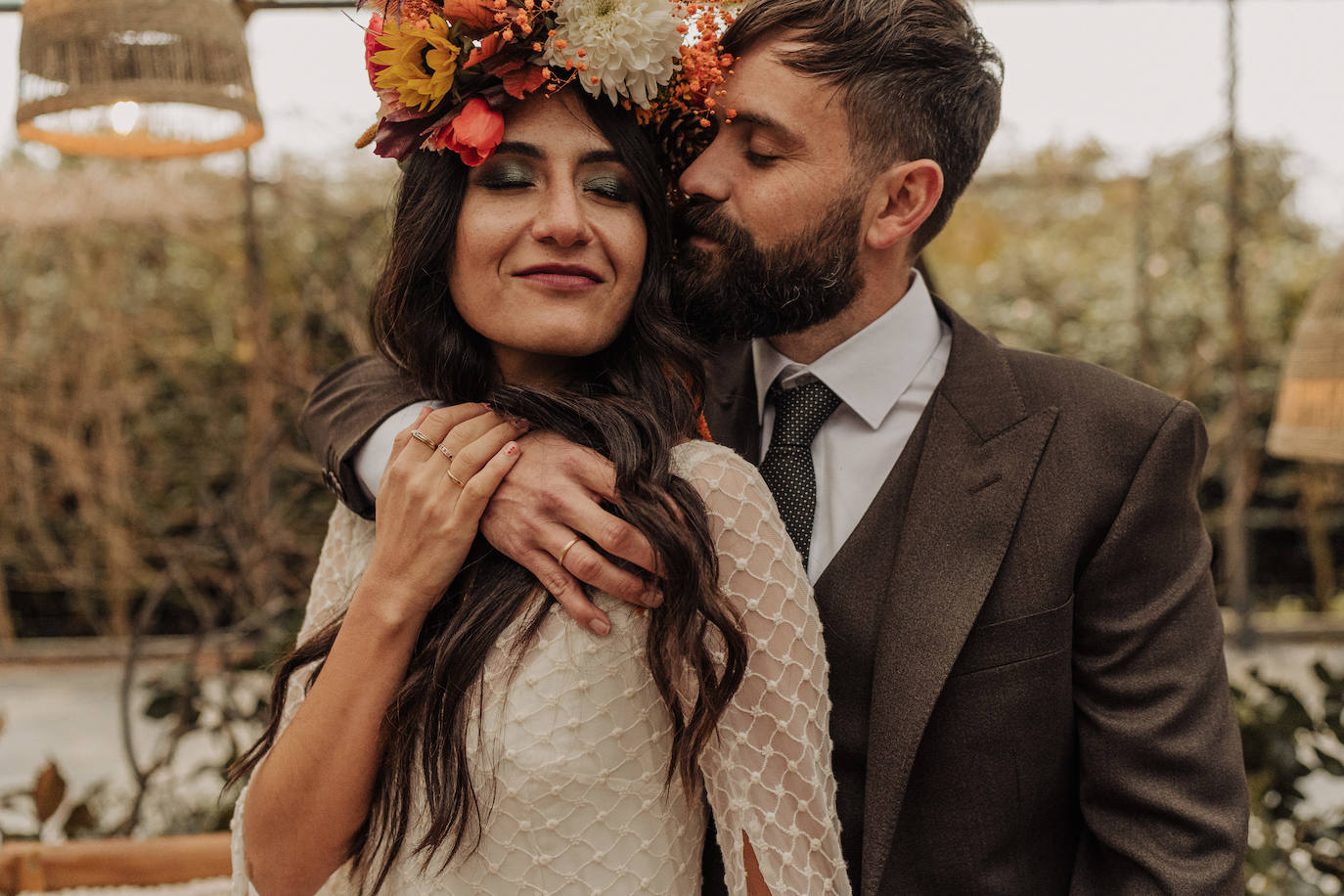 Las bodas bohemias de inspiración mexicana se han convertido en una alternativa más que deseada por las parejas que buscan casarse en 2021 a pesar del contexto actual. En este caso, ellos son Marina y Borja, se prepararon juntos en el airbnb "The Caravan" y después, celebraron su ceremonia intíma en la Huerta de Cubas. Una celebración de ensueño (organización, coordinación y decoración de 'Bodas Muy Mía'). 