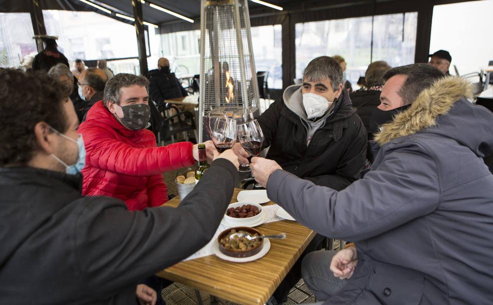 «La gente se seguirá juntando en casa»