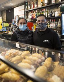 Imagen secundaria 2 - Lorena, Sonia y Jimena disfrutaban ayer juntas tomando algo después de haber terminado su paseo. La próxima, dicen, será en casa; Aitor y sus amigos lamentan que solo tenga que cerrar la hostelería y Antonio, del bar Gaztelumendi, no sabe cuánto podrán aguantar esta situación.