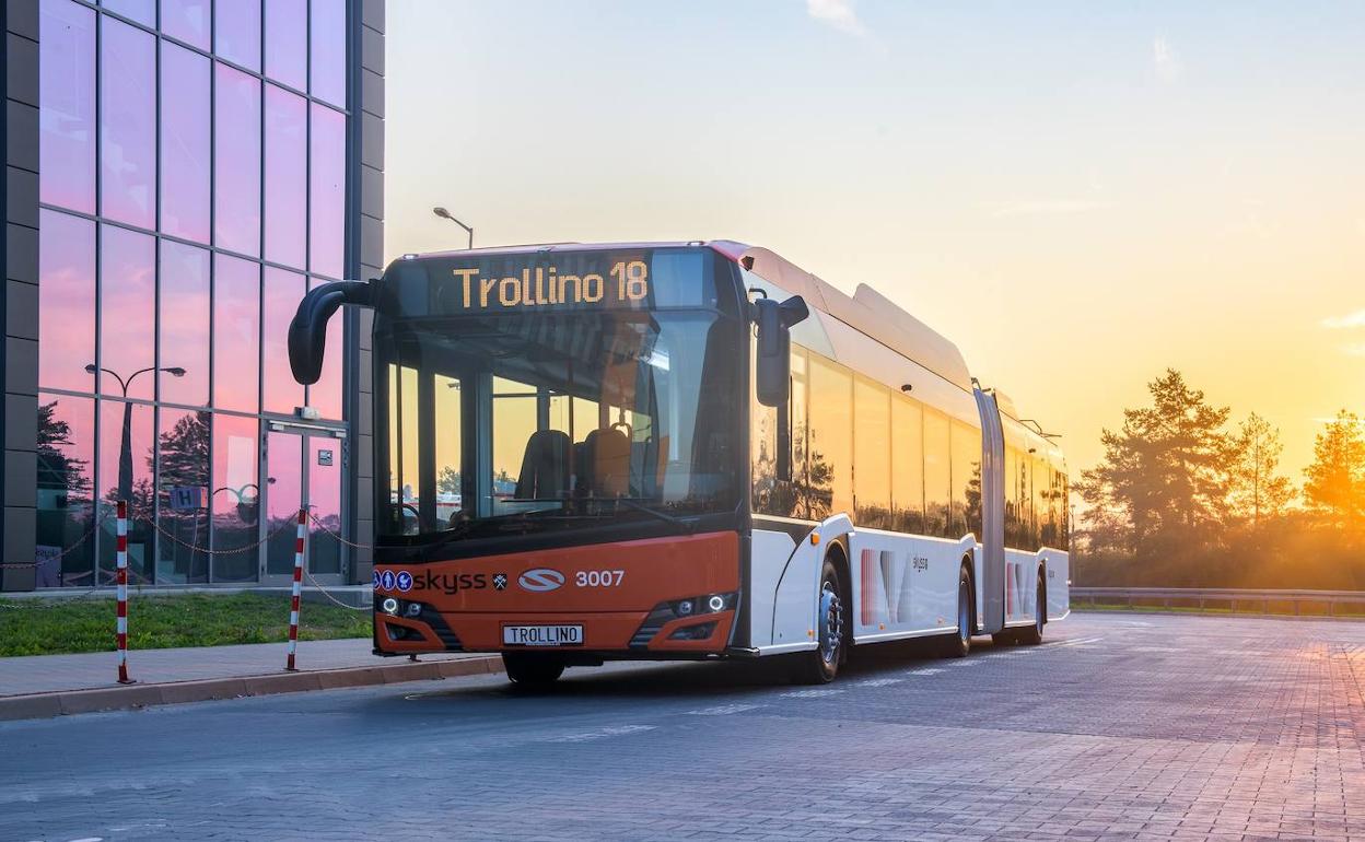 Uno de los vehículos articulados Solaris Trollino 18