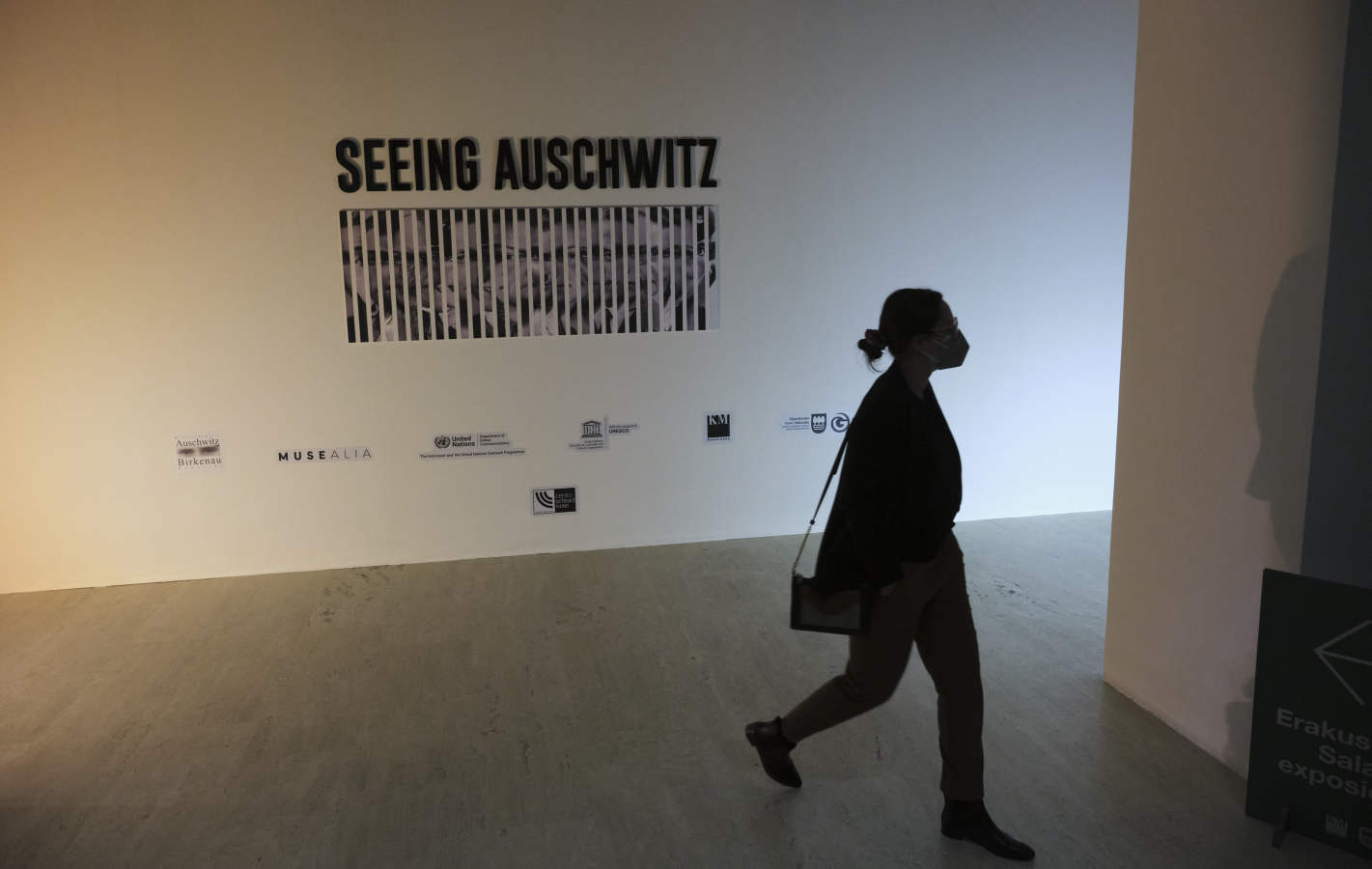 El Koldo Mitxelena acoge una exposición que invita a cuestionarse de forma crítica qué hemos visto y qué sabemos del campo de exterminio naz