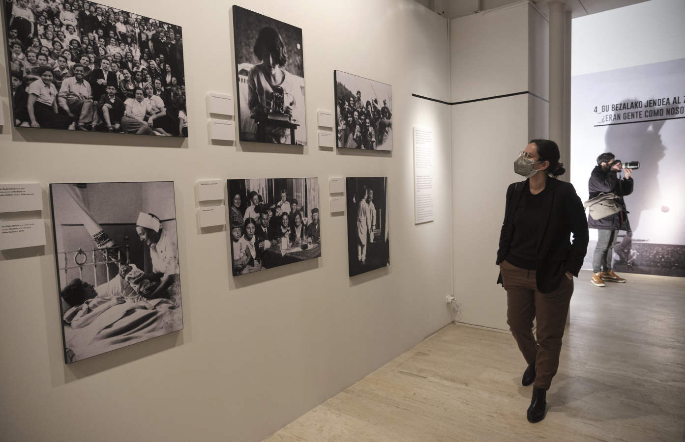 El Koldo Mitxelena acoge una exposición que invita a cuestionarse de forma crítica qué hemos visto y qué sabemos del campo de exterminio naz