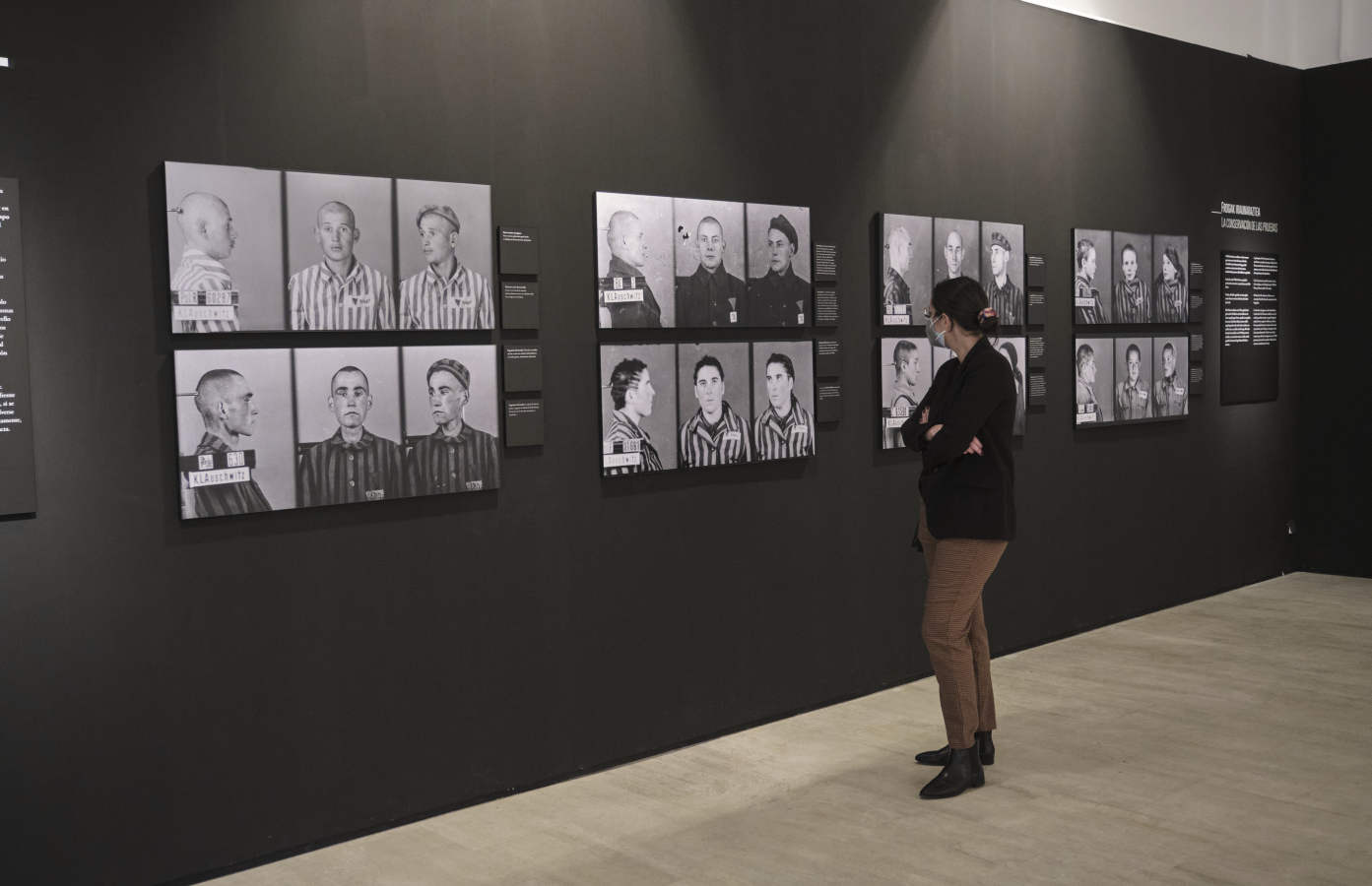 El Koldo Mitxelena acoge una exposición que invita a cuestionarse de forma crítica qué hemos visto y qué sabemos del campo de exterminio naz