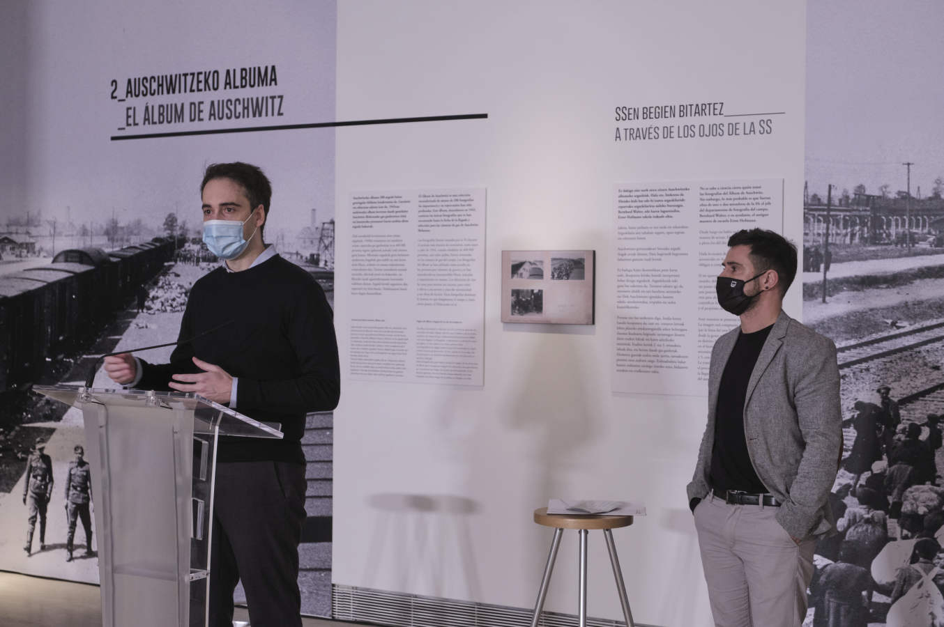 El Koldo Mitxelena acoge una exposición que invita a cuestionarse de forma crítica qué hemos visto y qué sabemos del campo de exterminio naz