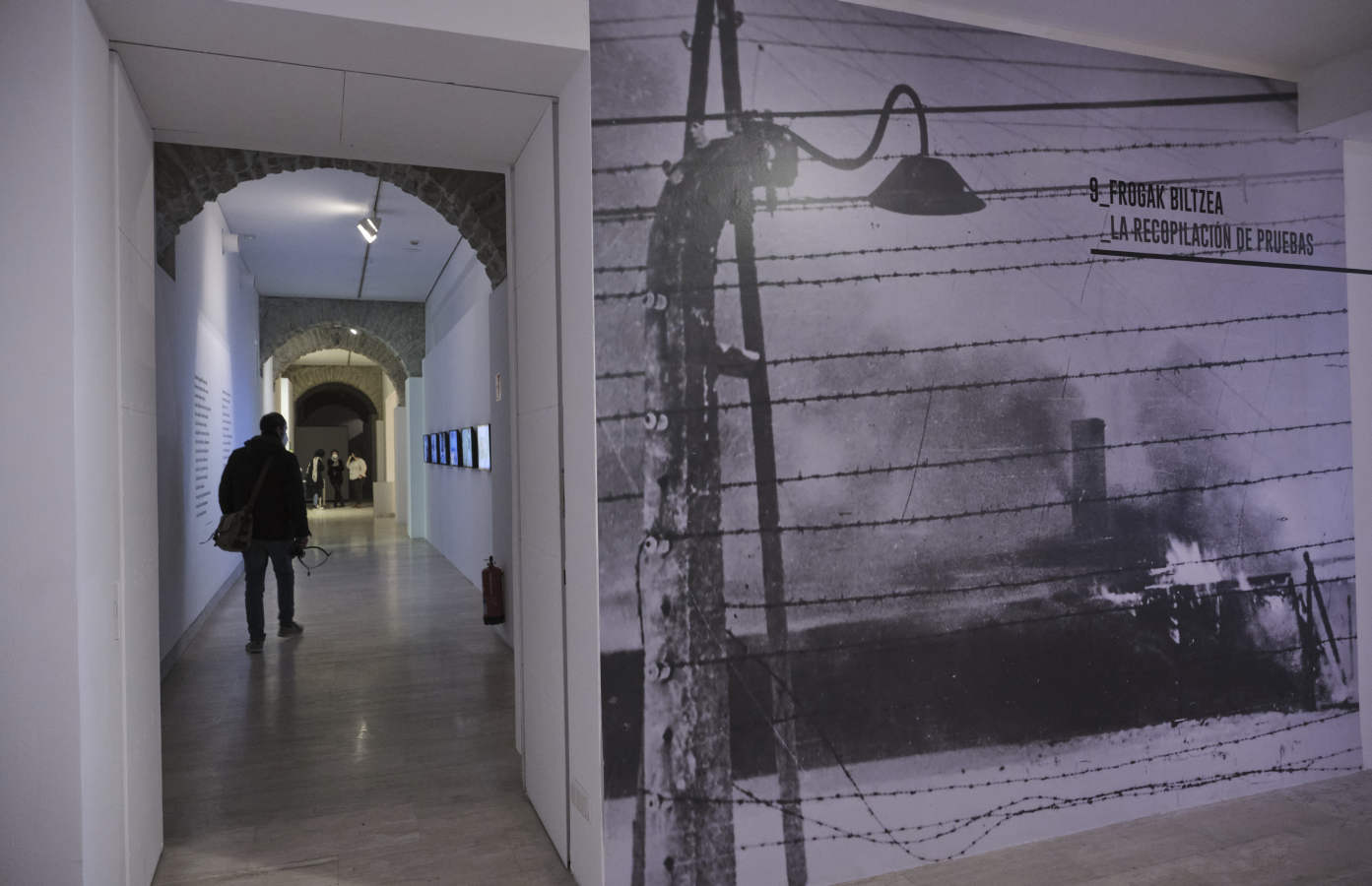 El Koldo Mitxelena acoge una exposición que invita a cuestionarse de forma crítica qué hemos visto y qué sabemos del campo de exterminio naz