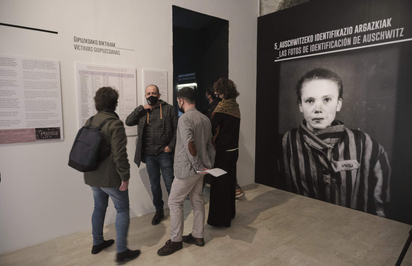 El Koldo Mitxelena acoge una exposición que invita a cuestionarse de forma crítica qué hemos visto y qué sabemos del campo de exterminio naz