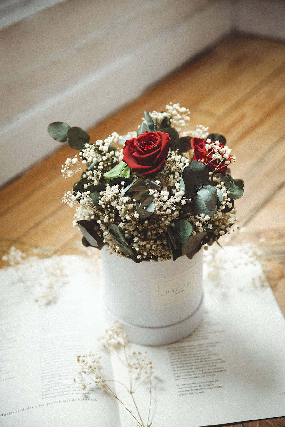 San Valentín es algo más que el día del amor entre parejas; también es el día del amor con tu madre o con tu mejor amiga. Porque ahora todo cobra más sentido que nunca. Echamos de menos besar, abrazar, reír juntos y sentir. Colgantes, pulseras, pendientes, tazas... y las flores también son un esencial de este día. Por eso en este 2021 tan atípico, te proponemos un bouquet de paniculata, eucalipto y rosas rojas preservadas que duran para siempre. No hay excusas para alegrar un día como este, para sorprender a esa persona especial que hace mucho que no ves, o porque sí, porque te lo mereces. ¡Inspírate!