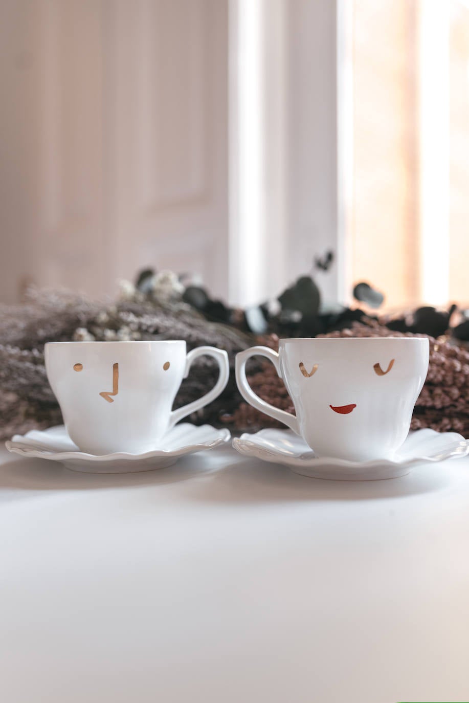 San Valentín es algo más que el día del amor entre parejas; también es el día del amor con tu madre o con tu mejor amiga. Porque ahora todo cobra más sentido que nunca. Echamos de menos besar, abrazar, reír juntos y sentir. Colgantes, pulseras, pendientes, tazas... y las flores también son un esencial de este día. Por eso en este 2021 tan atípico, te proponemos un bouquet de paniculata, eucalipto y rosas rojas preservadas que duran para siempre. No hay excusas para alegrar un día como este, para sorprender a esa persona especial que hace mucho que no ves, o porque sí, porque te lo mereces. ¡Inspírate!