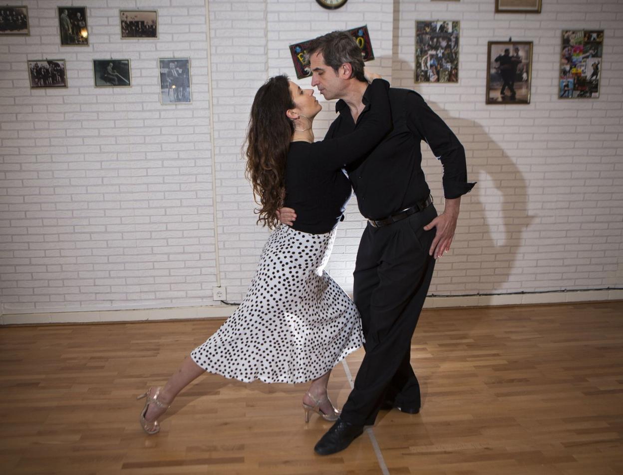 Marion y Asier dan clases en su escuela de Irun, El Sótano en la Avenida Gipuzkoa, pero también en Donostia o Bayona. 