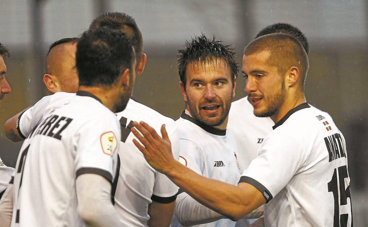 Jugadores del Real Unión celebran un gol anotado esta temporada en Gal.