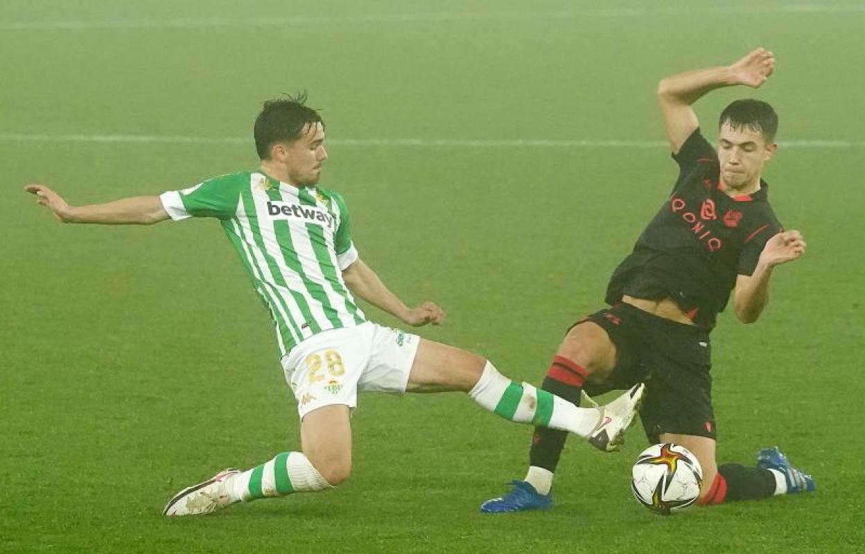 El bético Rodri y Martín Zubimendi tratan de controlar un balón dividido. 