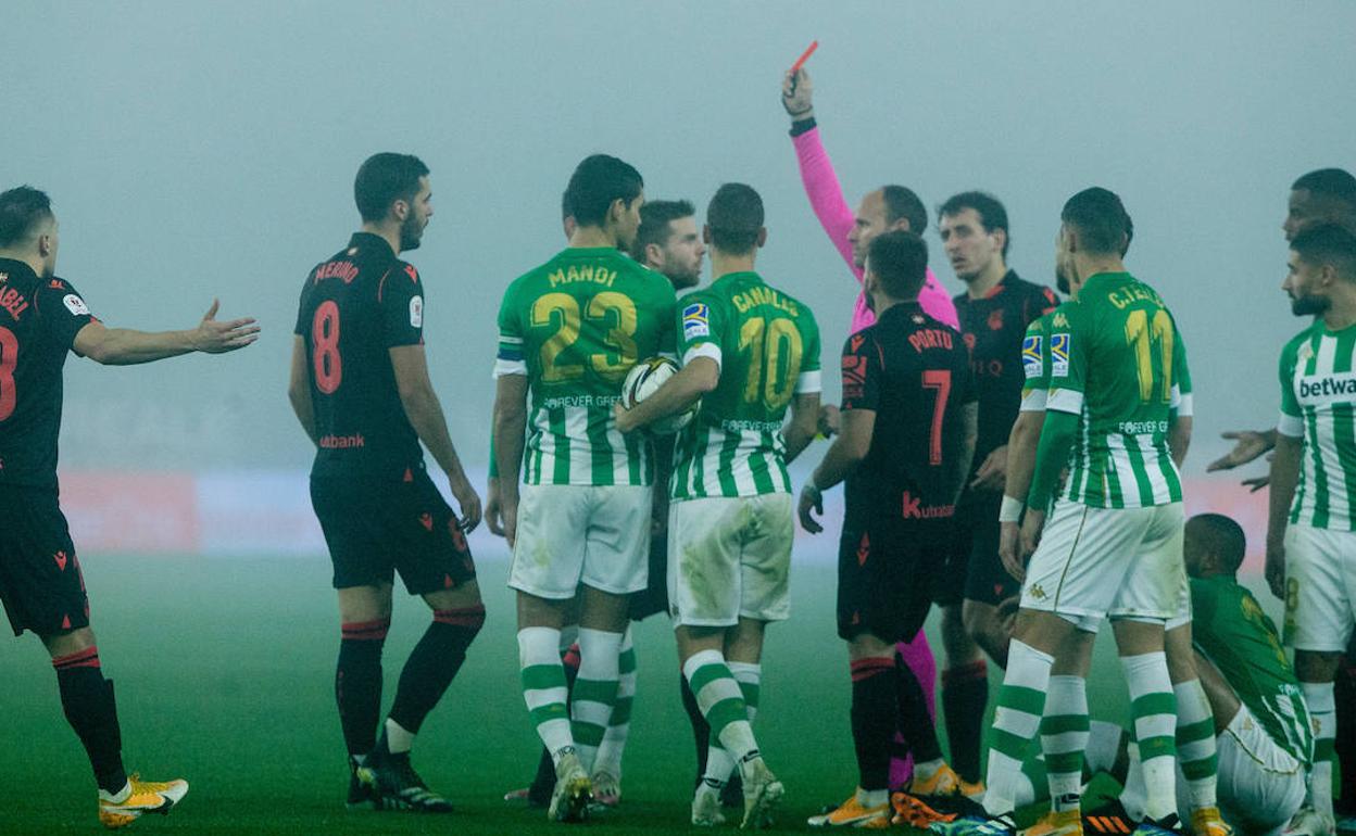 Mateu Lahoz muestra la cartulina roja a Illarramendi ayer en el Benito Villamarín.