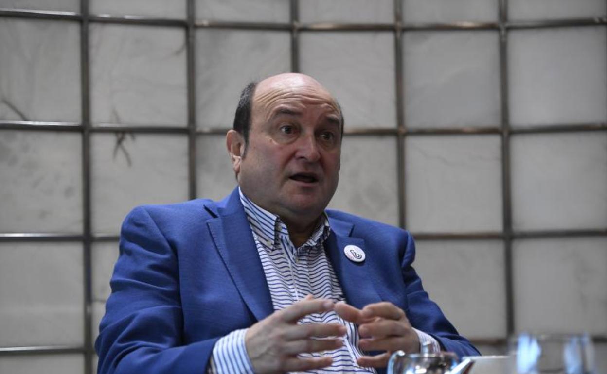 Andoni Ortuzar, en su despacho de Sabin Etxea.