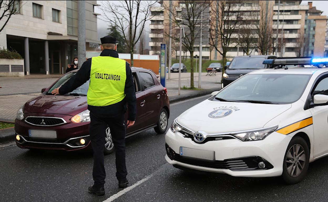 Control de la Guardia Municipal en una de las entradas a San Sebastián 